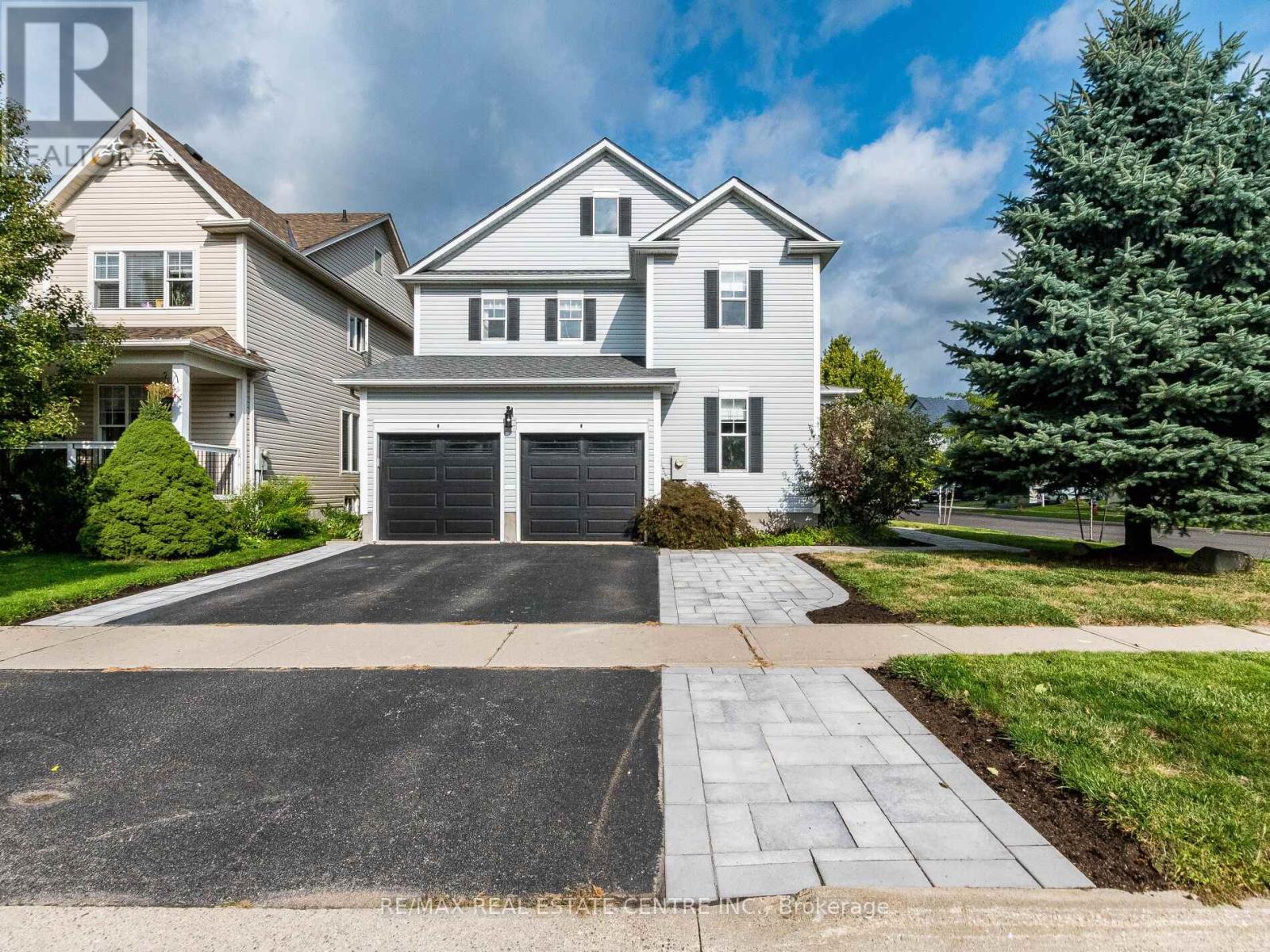 34 Hurst Street, Halton Hills (Ac Acton), Ontario  L7J 2Z8 - Photo 2 - W12386519