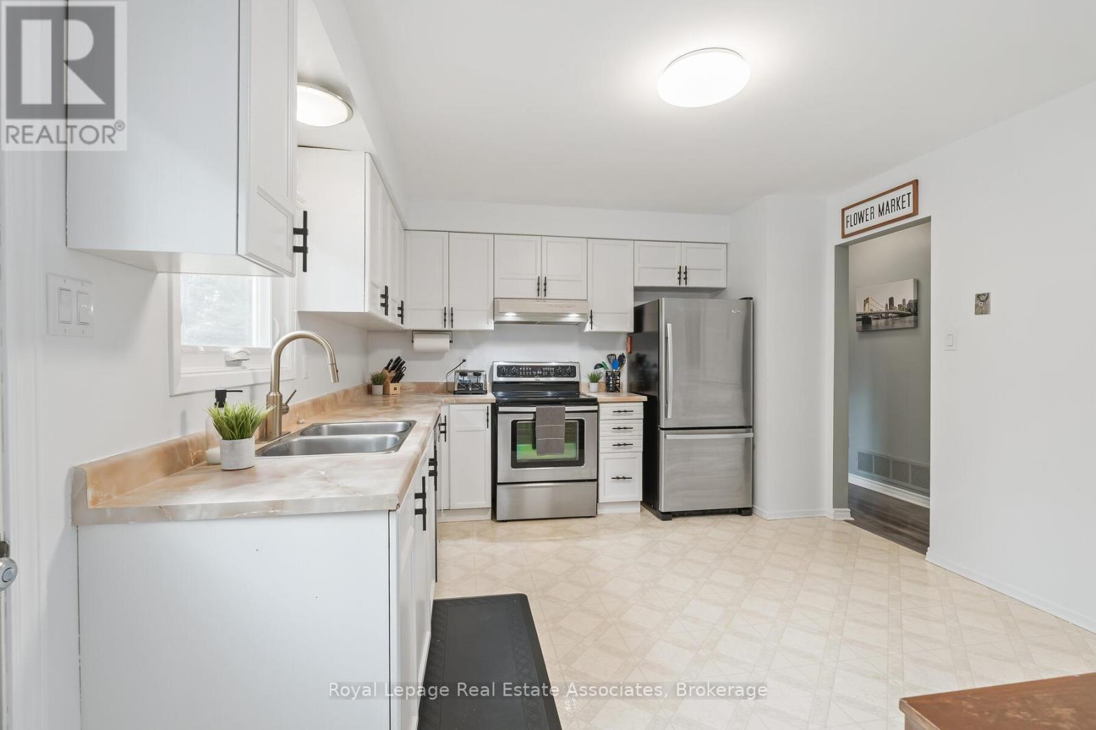 28 Adams Court, Halton Hills (Ac Acton), Ontario  L7J 2V8 - Photo 12 - W12396541