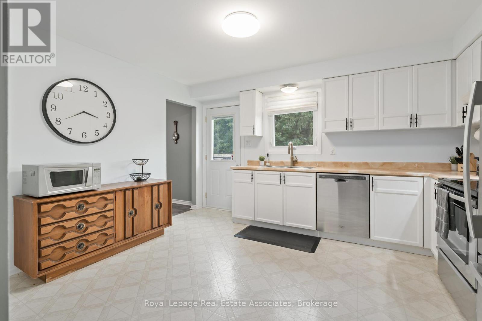 28 Adams Court, Halton Hills (Ac Acton), Ontario  L7J 2V8 - Photo 13 - W12396541