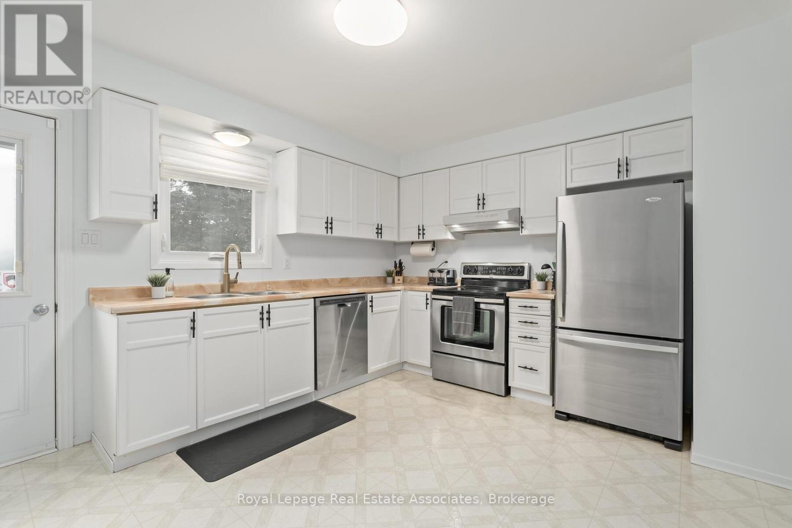 28 Adams Court, Halton Hills (Ac Acton), Ontario  L7J 2V8 - Photo 14 - W12396541