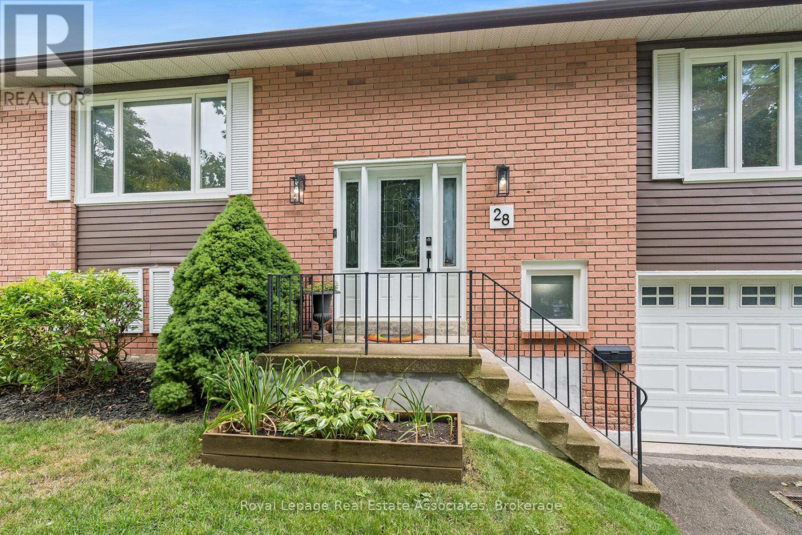 28 Adams Court, Halton Hills (Ac Acton), Ontario  L7J 2V8 - Photo 3 - W12396541