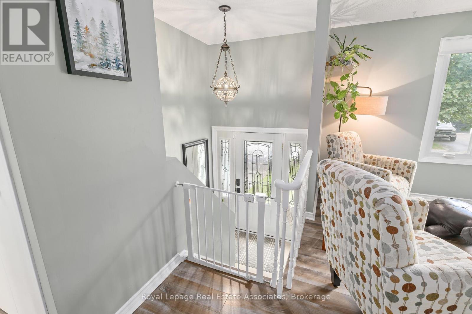 28 Adams Court, Halton Hills (Ac Acton), Ontario  L7J 2V8 - Photo 5 - W12396541