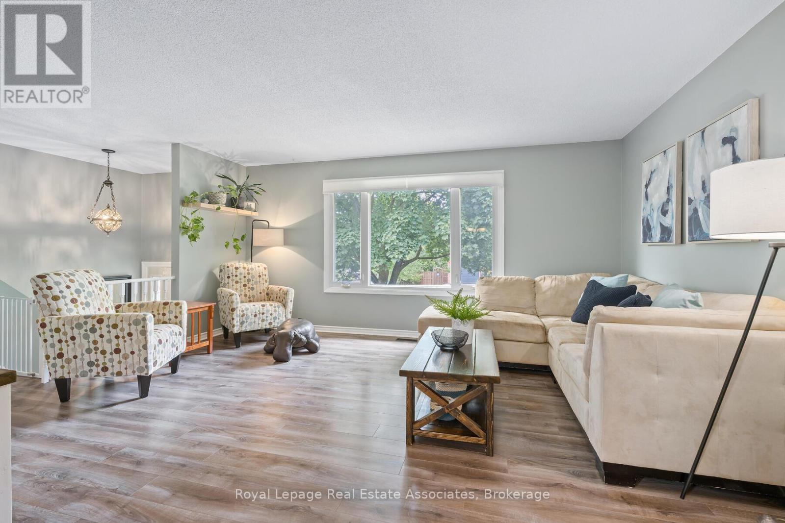 28 Adams Court, Halton Hills (Ac Acton), Ontario  L7J 2V8 - Photo 8 - W12396541