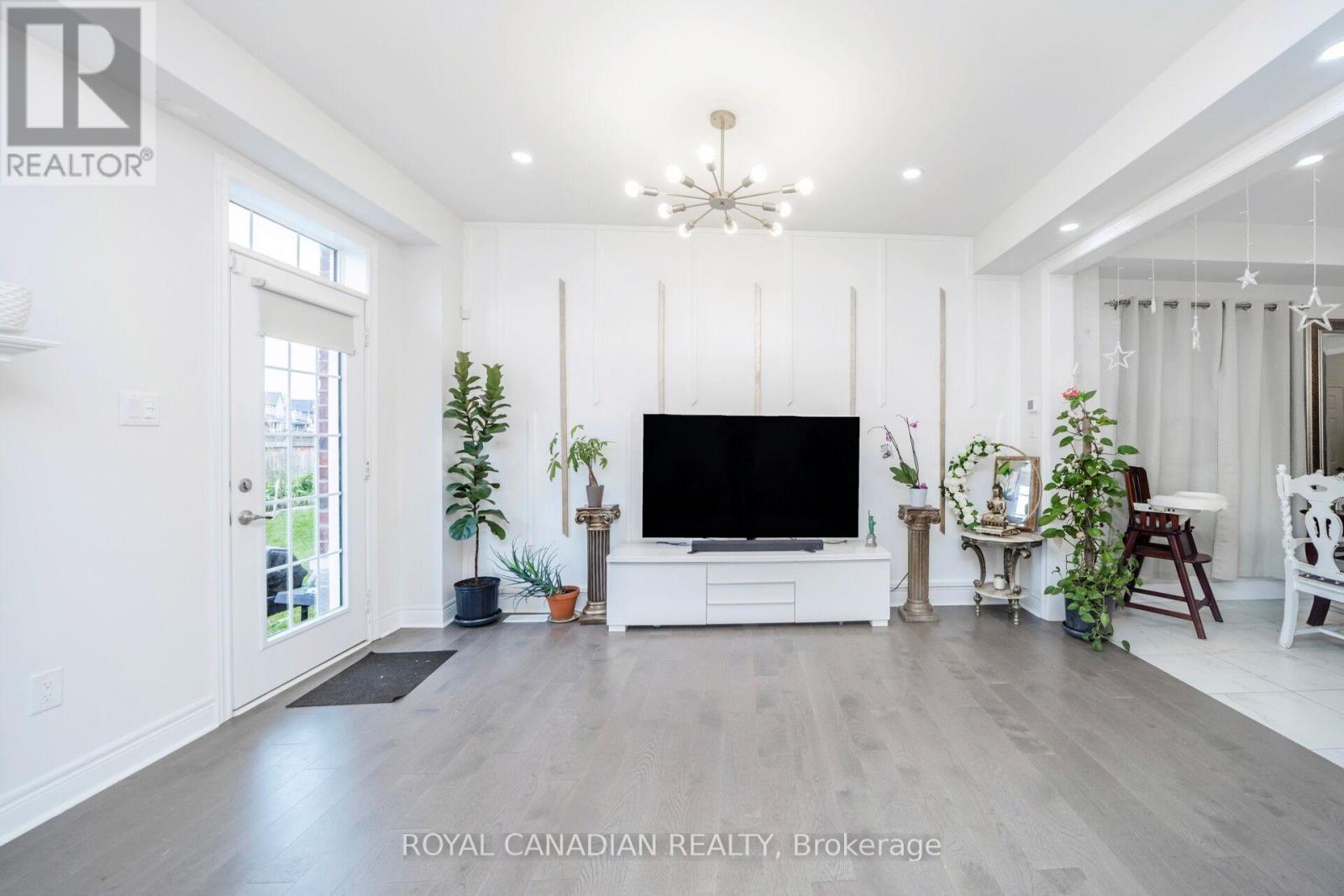 104 Branigan Crescent, Halton Hills (Georgetown), Ontario  L7G 0M8 - Photo 18 - W12400540