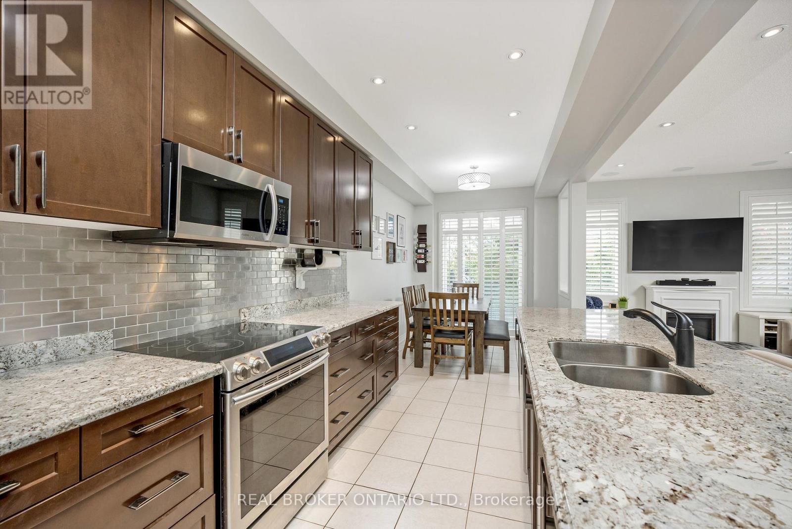 41 Diamond Leaf Lane, Halton Hills (Georgetown), Ontario  L7G 0G7 - Photo 12 - W12421557