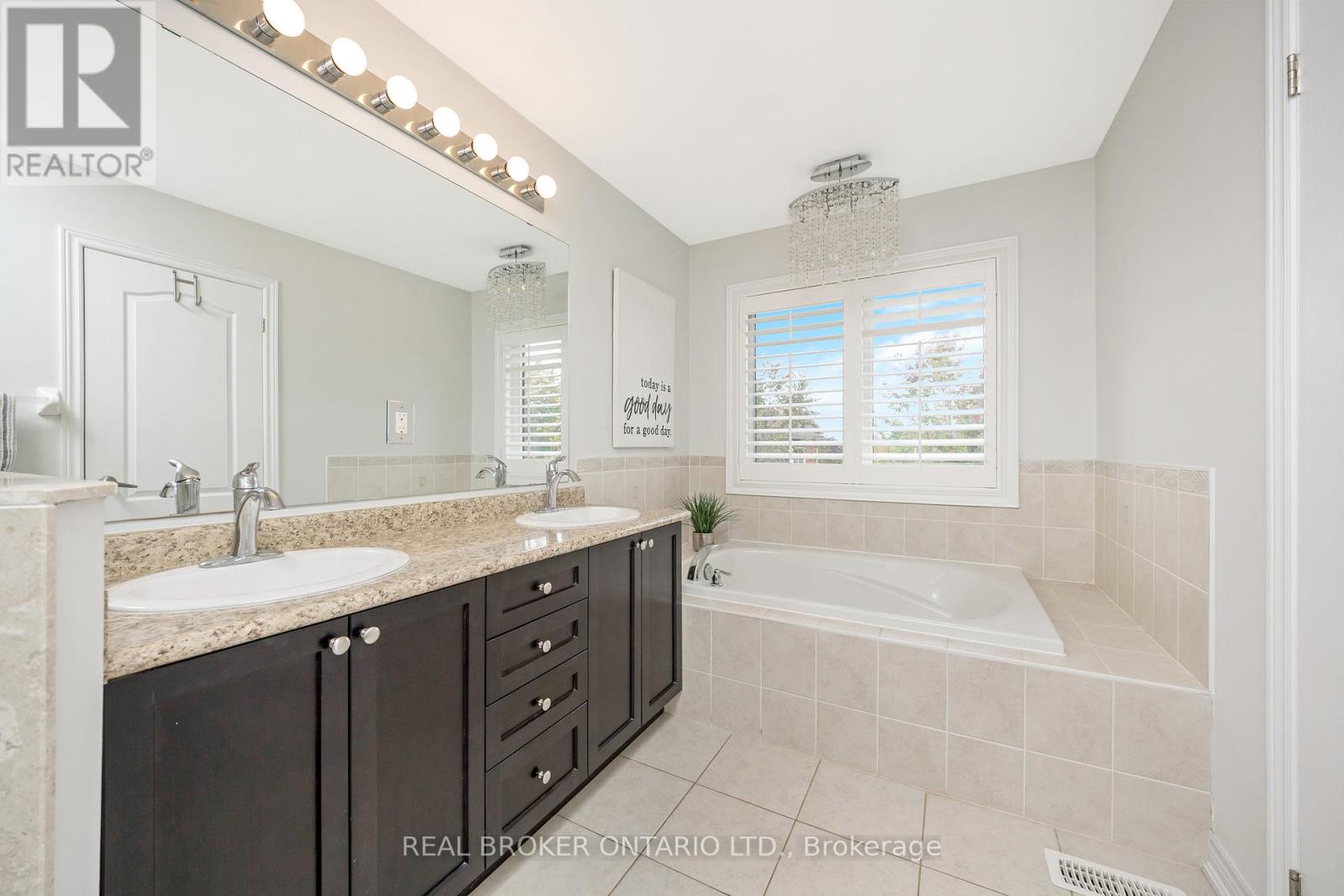 41 Diamond Leaf Lane, Halton Hills (Georgetown), Ontario  L7G 0G7 - Photo 20 - W12421557