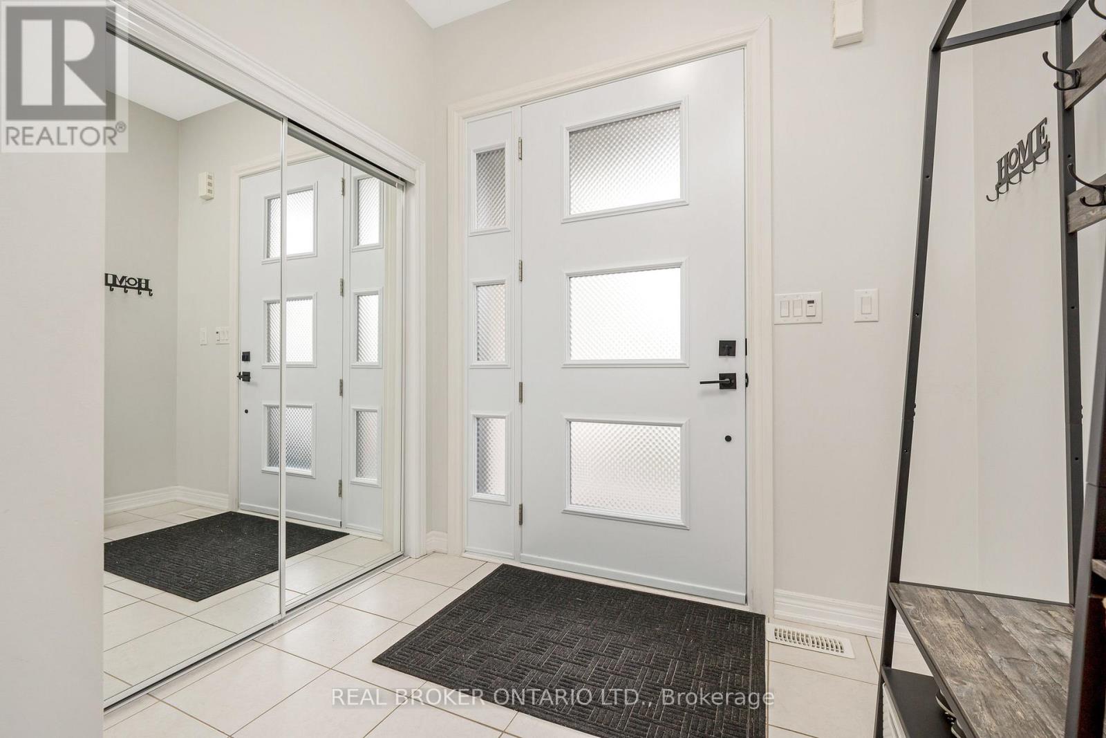 41 Diamond Leaf Lane, Halton Hills (Georgetown), Ontario  L7G 0G7 - Photo 4 - W12421557