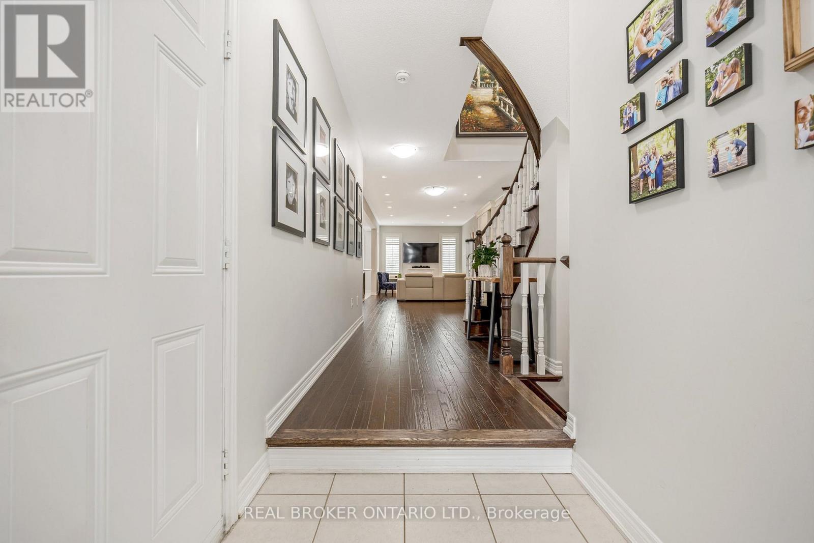 41 Diamond Leaf Lane, Halton Hills (Georgetown), Ontario  L7G 0G7 - Photo 5 - W12421557