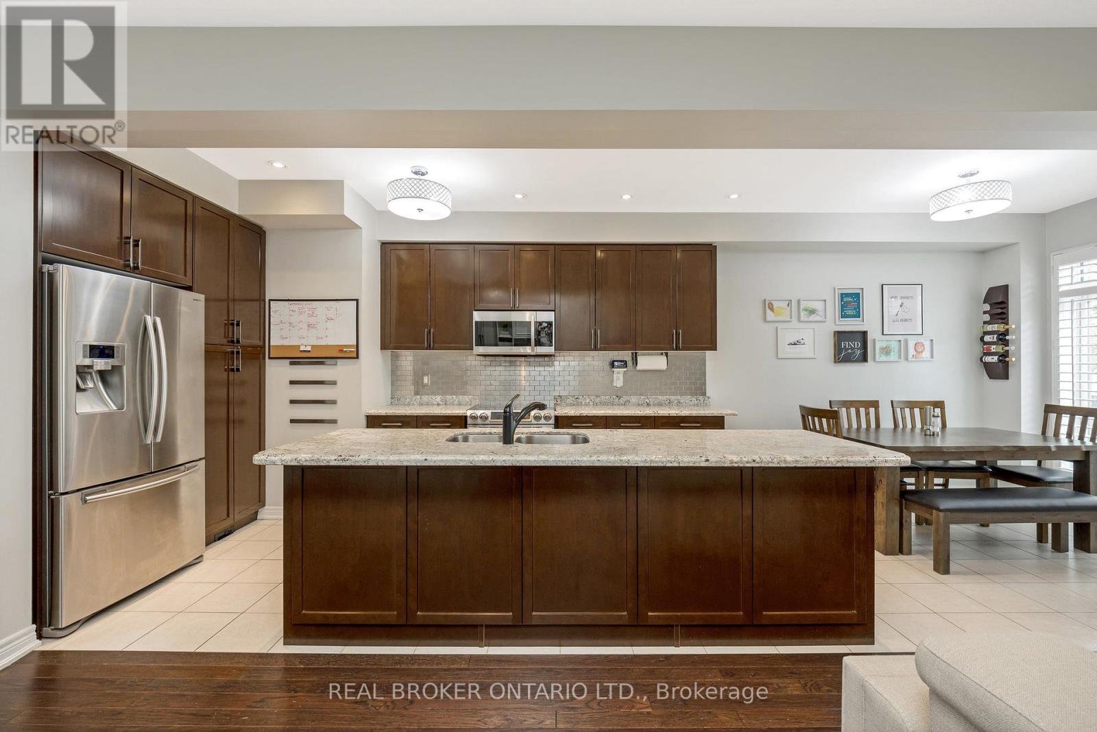 41 Diamond Leaf Lane, Halton Hills (Georgetown), Ontario  L7G 0G7 - Photo 8 - W12421557