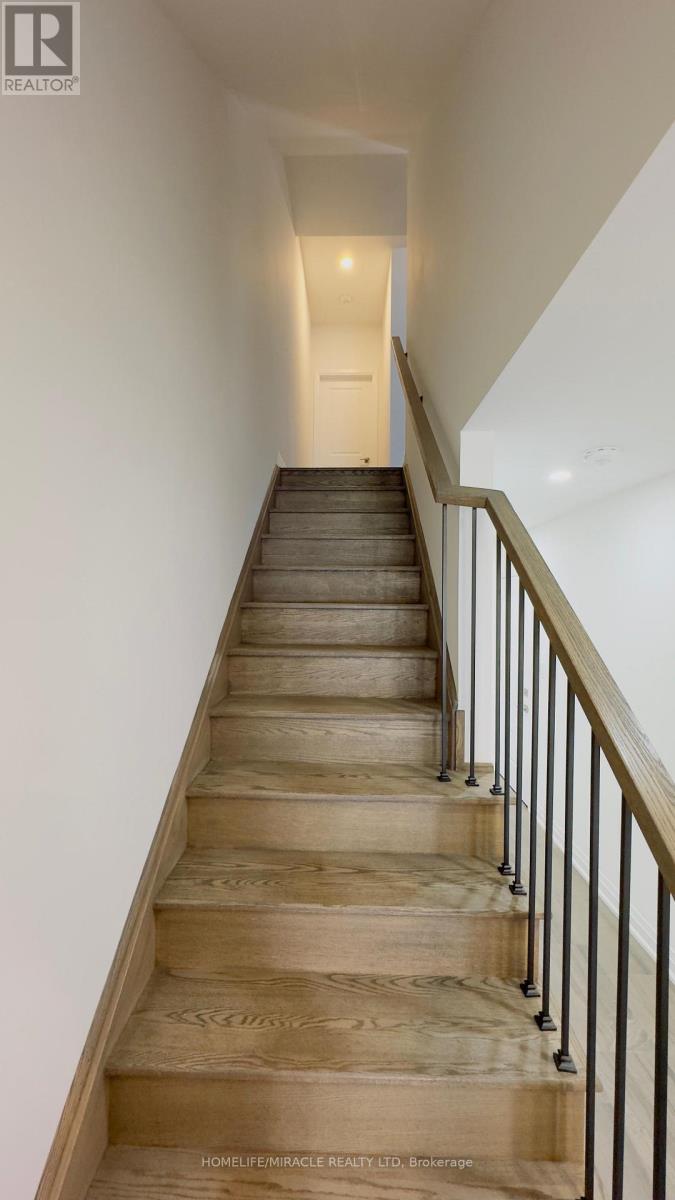 9 Briar Court, Halton Hills (Georgetown), Ontario  L7G 0P5 - Photo 4 - W12425734