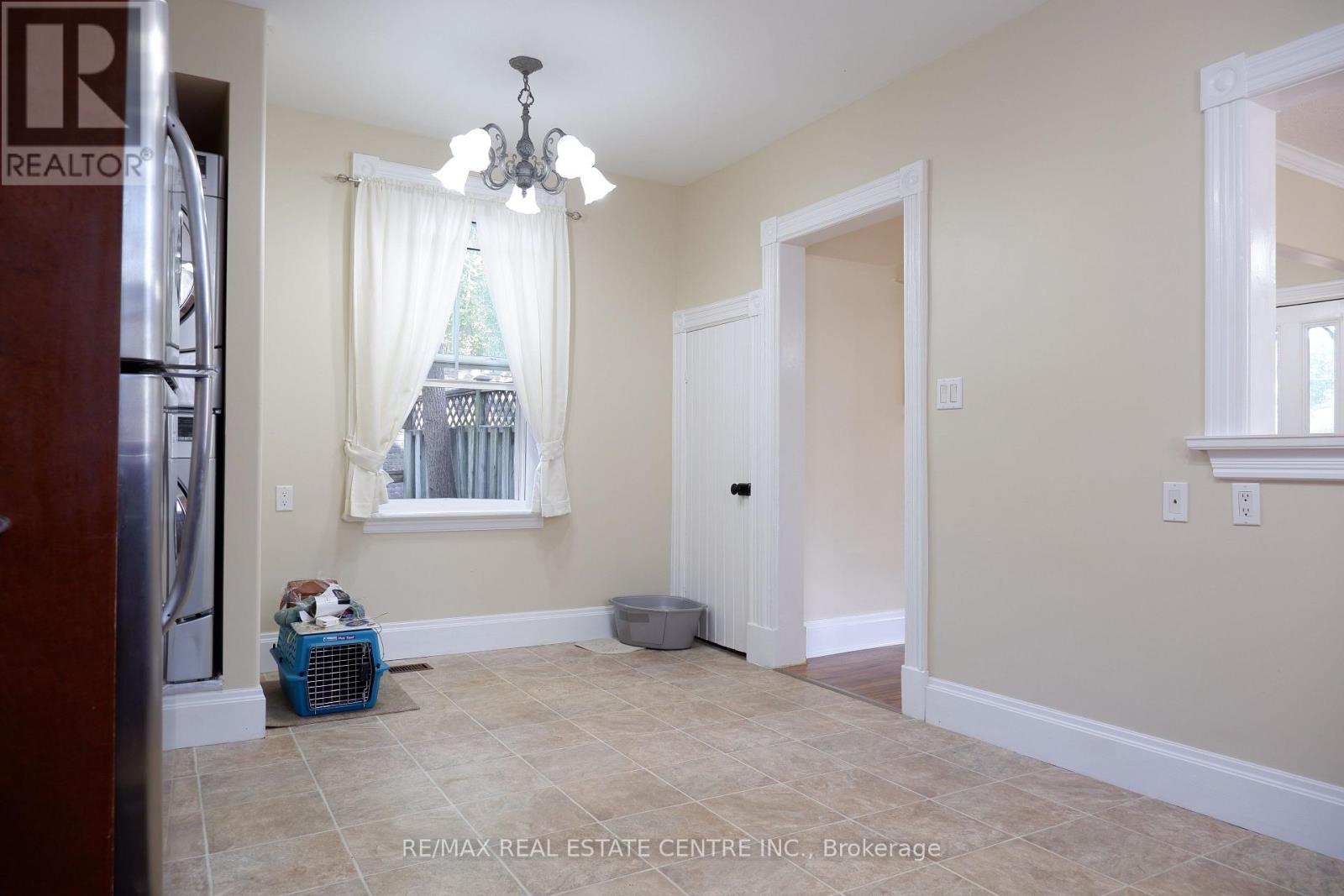 33 King Street, Halton Hills (Georgetown), Ontario  L7G 2G9 - Photo 11 - W12428082