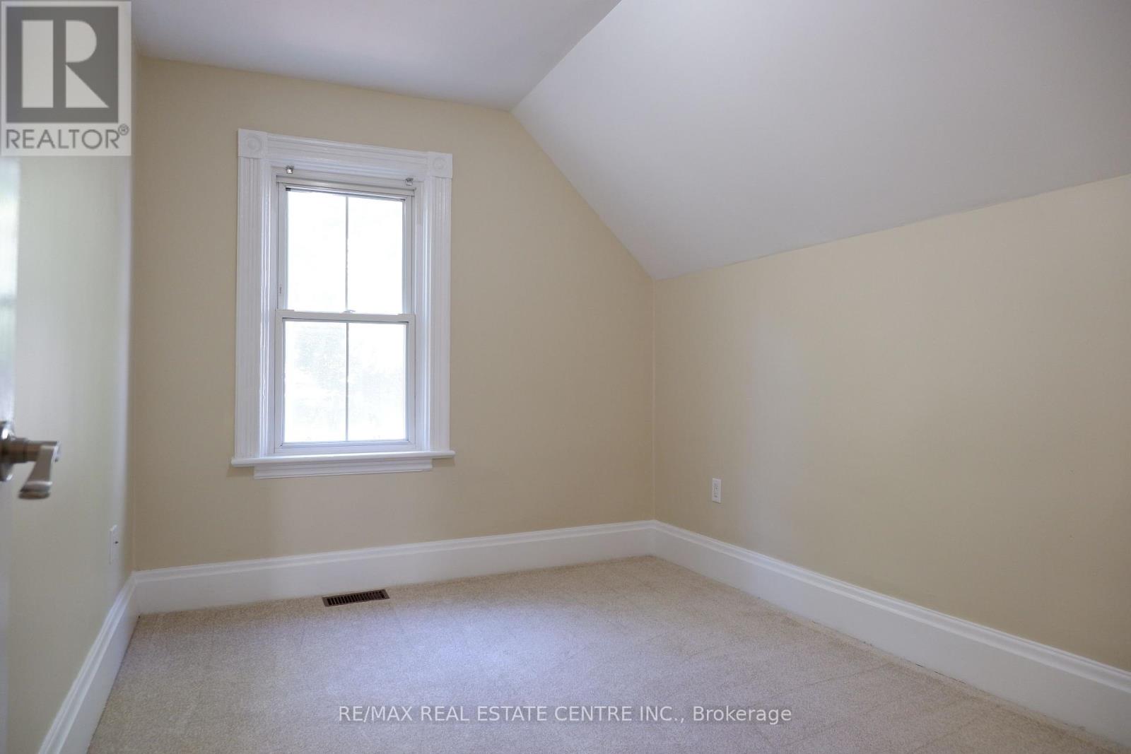 33 King Street, Halton Hills (Georgetown), Ontario  L7G 2G9 - Photo 17 - W12428082