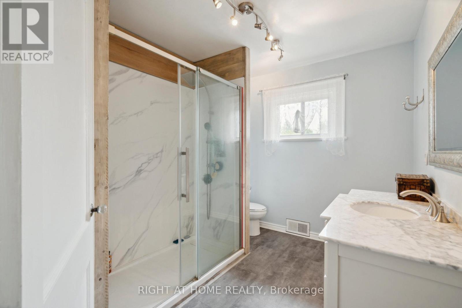 51 Frederick Street S, Halton Hills (Ac Acton), Ontario  L7J 2B9 - Photo 5 - W12430463