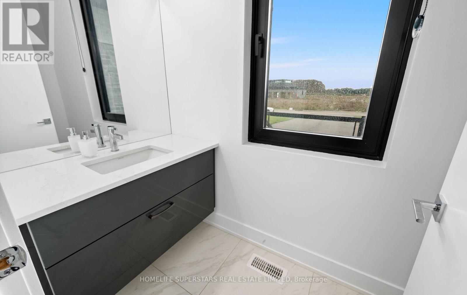 32 Sugarbush Court, Halton Hills (Rural Halton Hills), Ontario  L7G 4S7 - Photo 23 - W12433646