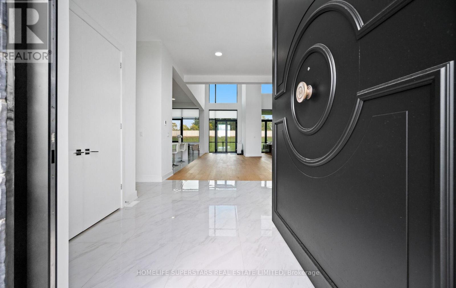 32 Sugarbush Court, Halton Hills (Rural Halton Hills), Ontario  L7G 4S7 - Photo 4 - W12433646