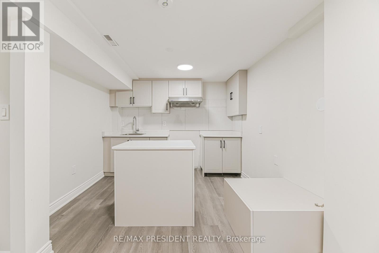 4 Lawnview Court, Brampton (Heart Lake West), Ontario  L7G 1T4 - Photo 3 - W12434748