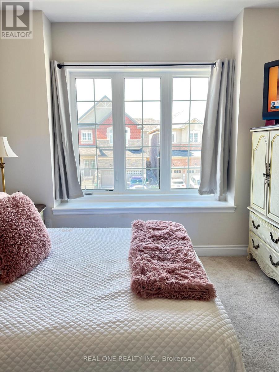 250 Niagara Trail, Halton Hills (Georgetown), Ontario  L7G 0A7 - Photo 32 - W12435772