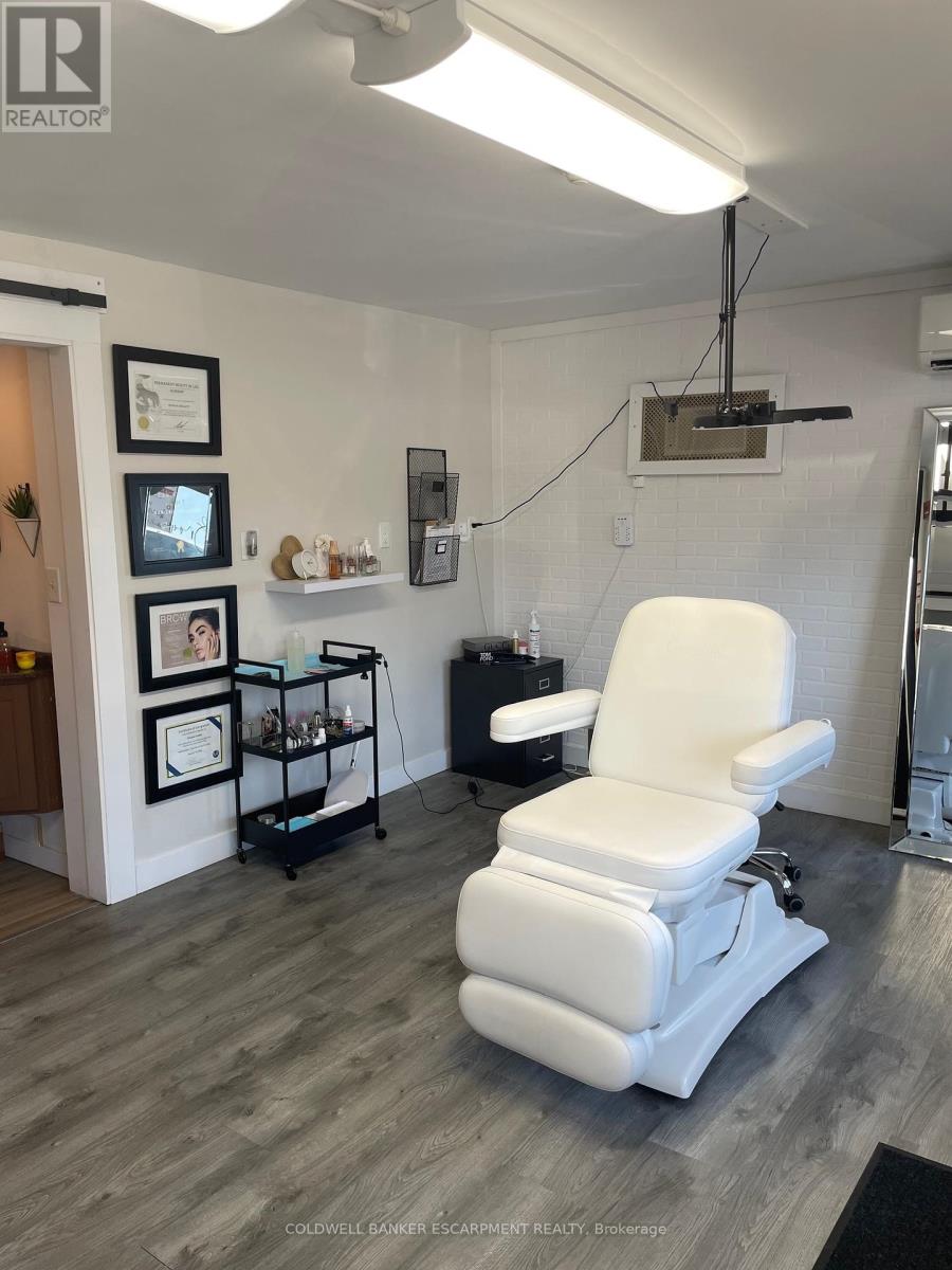 2 - 27 Main Street S, Halton Hills (Georgetown), Ontario  L7G 3G2 - Photo 3 - W12441595