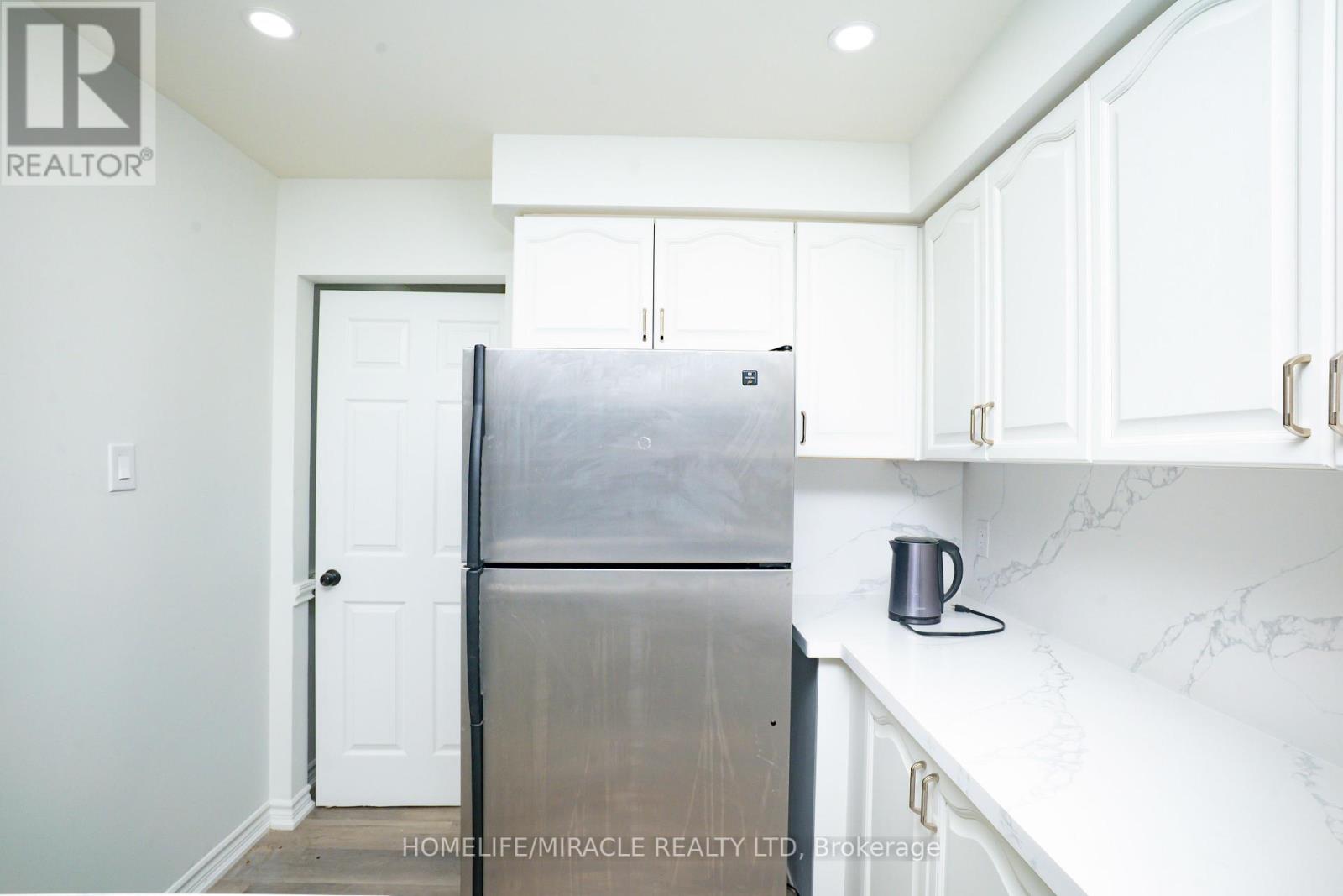 27 Killaloe Crescent, Halton Hills (Georgetown), Ontario  L7G 5N2 - Photo 3 - W12441720