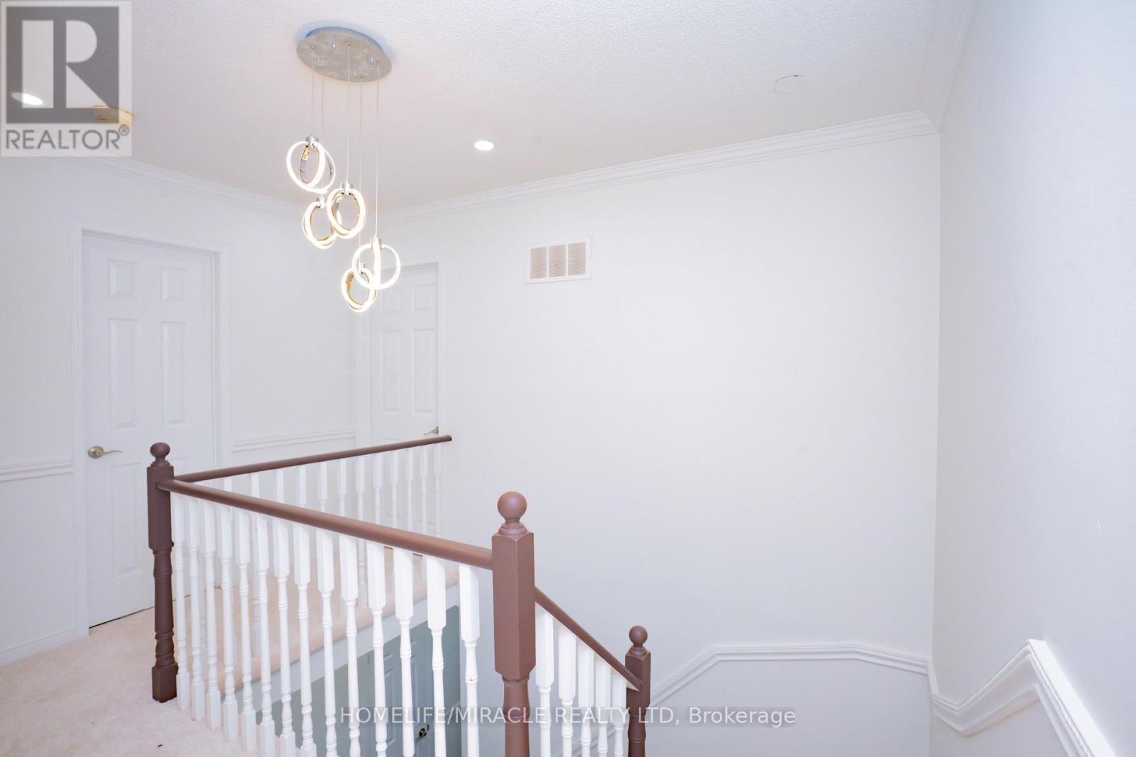 27 Killaloe Crescent, Halton Hills (Georgetown), Ontario  L7G 5N2 - Photo 4 - W12441720