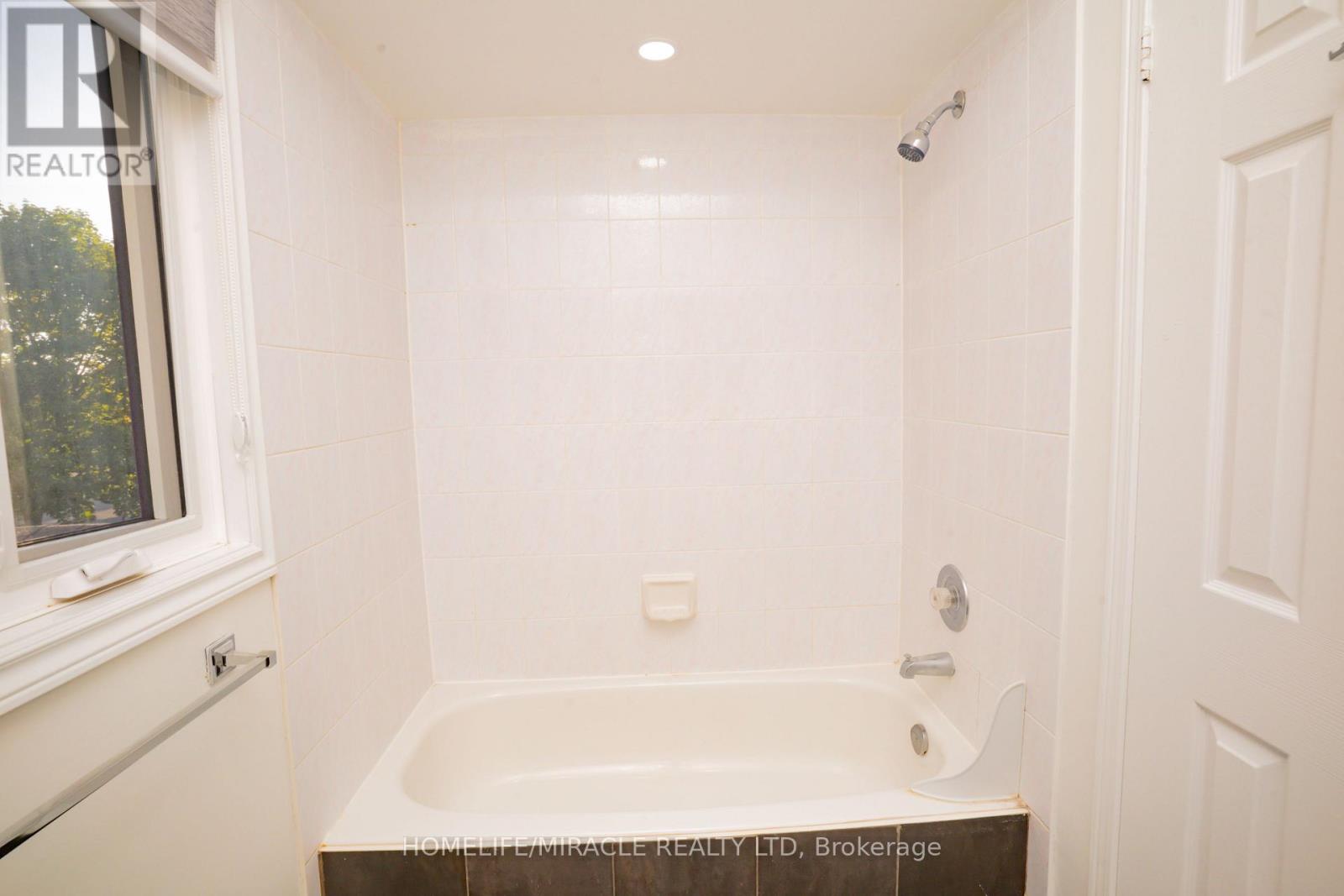 27 Killaloe Crescent, Halton Hills (Georgetown), Ontario  L7G 5N2 - Photo 5 - W12441720