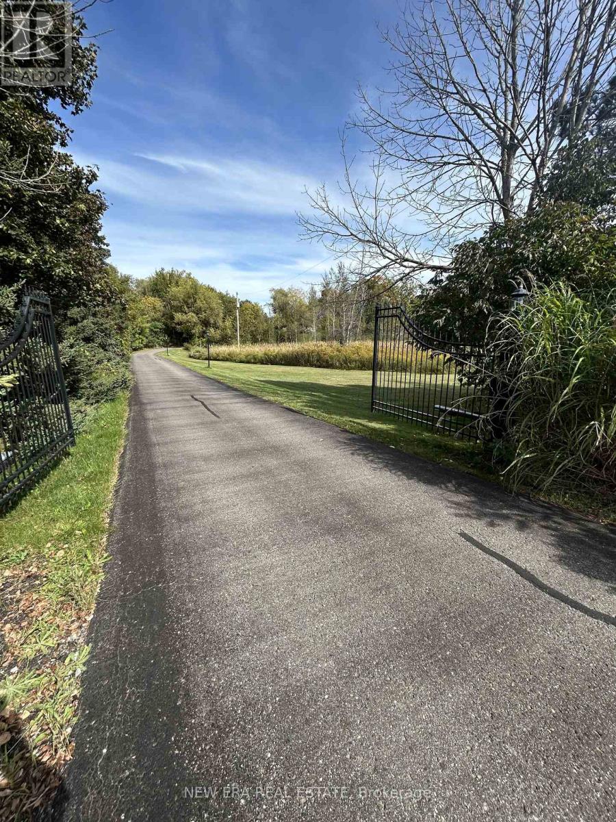 14227 Trafalgar Road, Halton Hills (Rural Halton Hills), Ontario  L7G 4S4 - Photo 2 - W12448835