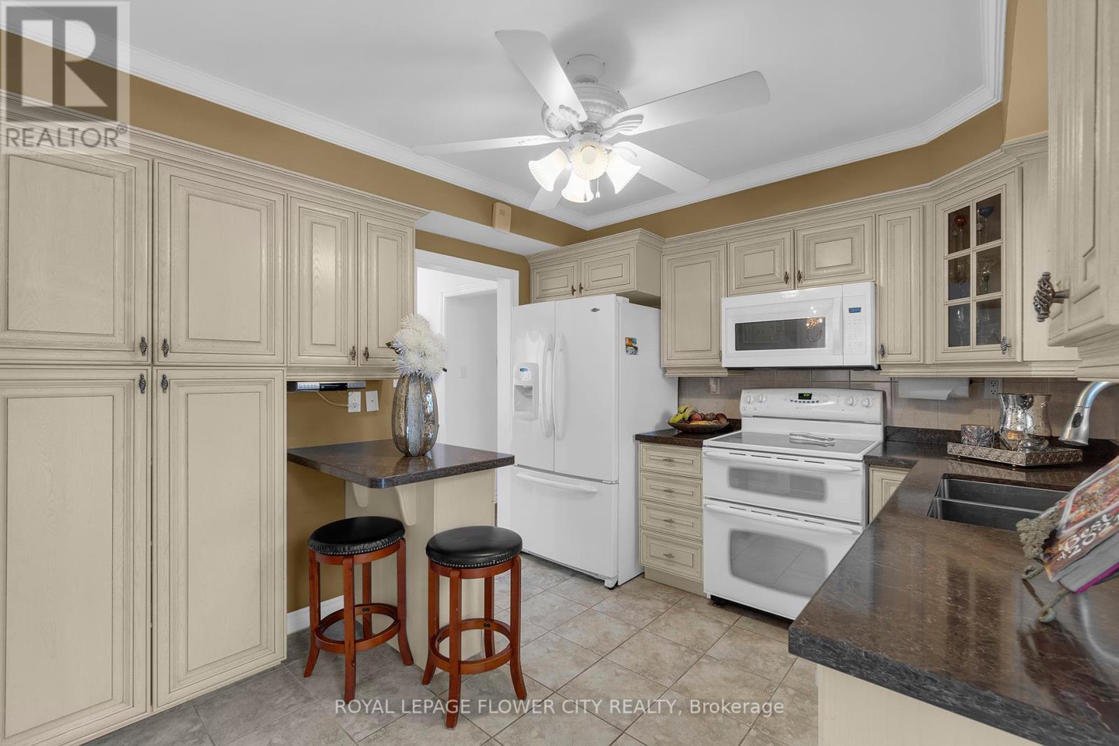 13 Bairstow Crescent, Halton Hills (Georgetown), Ontario  L7G 1L9 - Photo 12 - W12452172