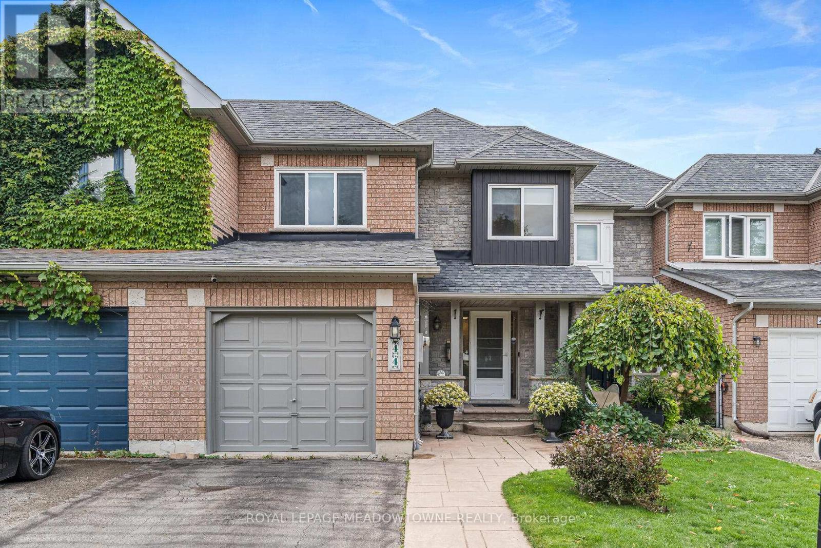 44 James Young Drive, Halton Hills (Georgetown), Ontario  L7G 5S5 - Photo 2 - W12454086