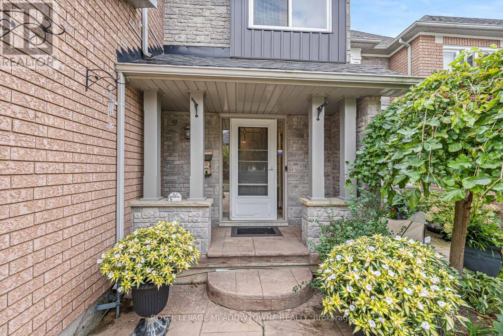 44 James Young Drive, Halton Hills (Georgetown), Ontario  L7G 5S5 - Photo 3 - W12454086