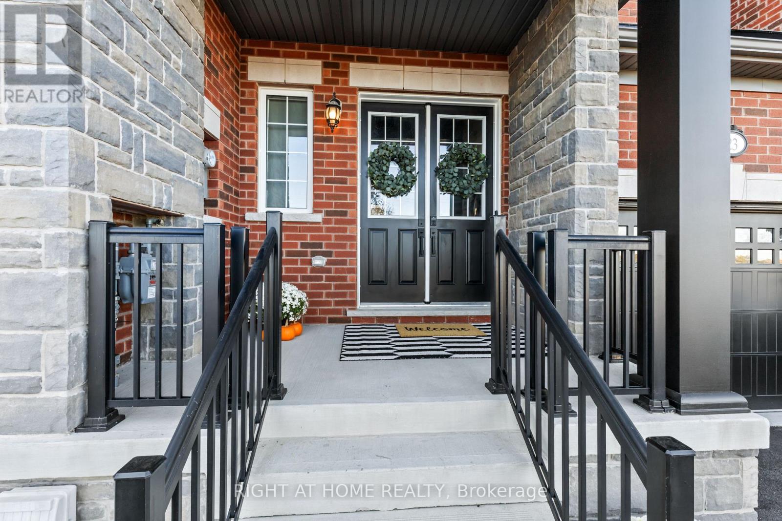 23 Duffel Crescent, Halton Hills (Georgetown), Ontario  L7G 0H7 - Photo 2 - W12456695