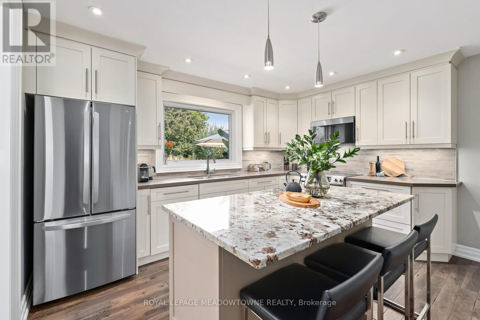 25 Hillside Drive, Halton Hills (Georgetown), Ontario  L7G 4W2 - Photo 10 - W12462440