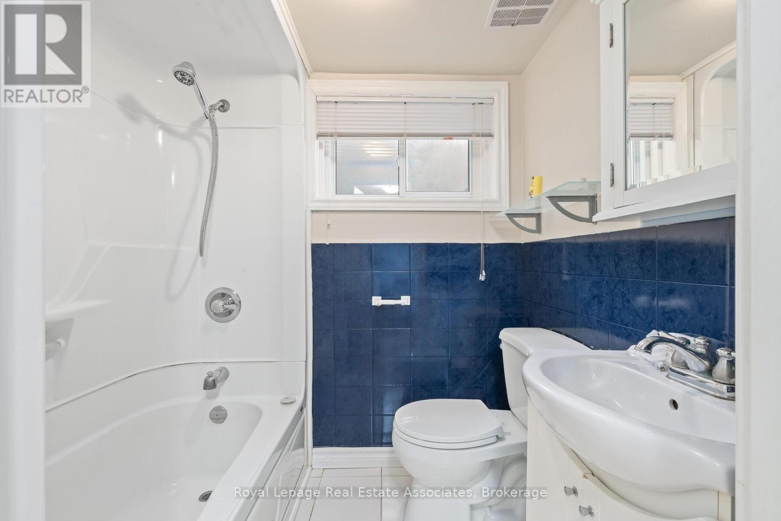 17 Academy Road, Halton Hills (Georgetown), Ontario  L7G 3N7 - Photo 15 - W12464936