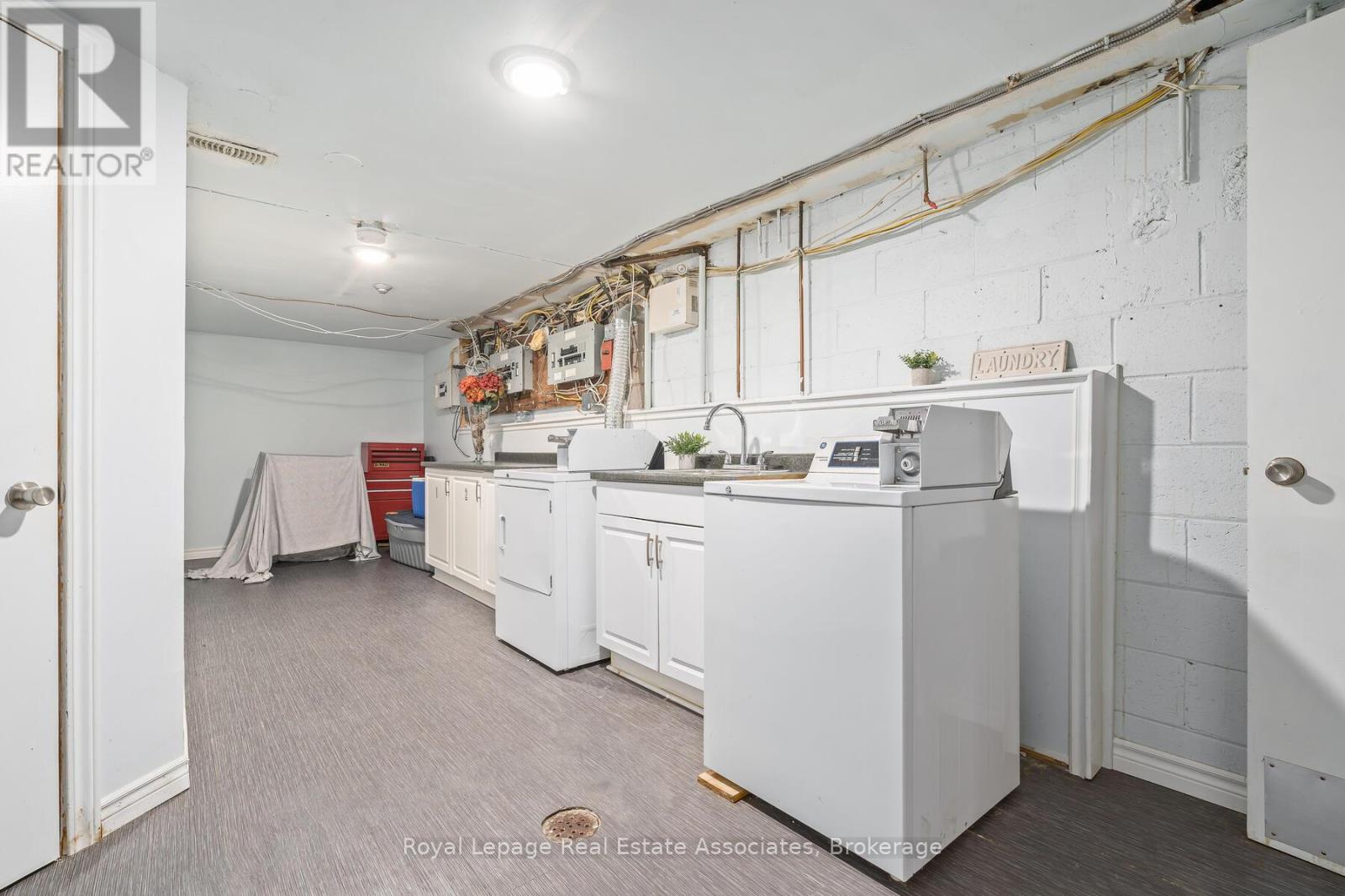 17 Academy Road, Halton Hills (Georgetown), Ontario  L7G 3N7 - Photo 16 - W12464936