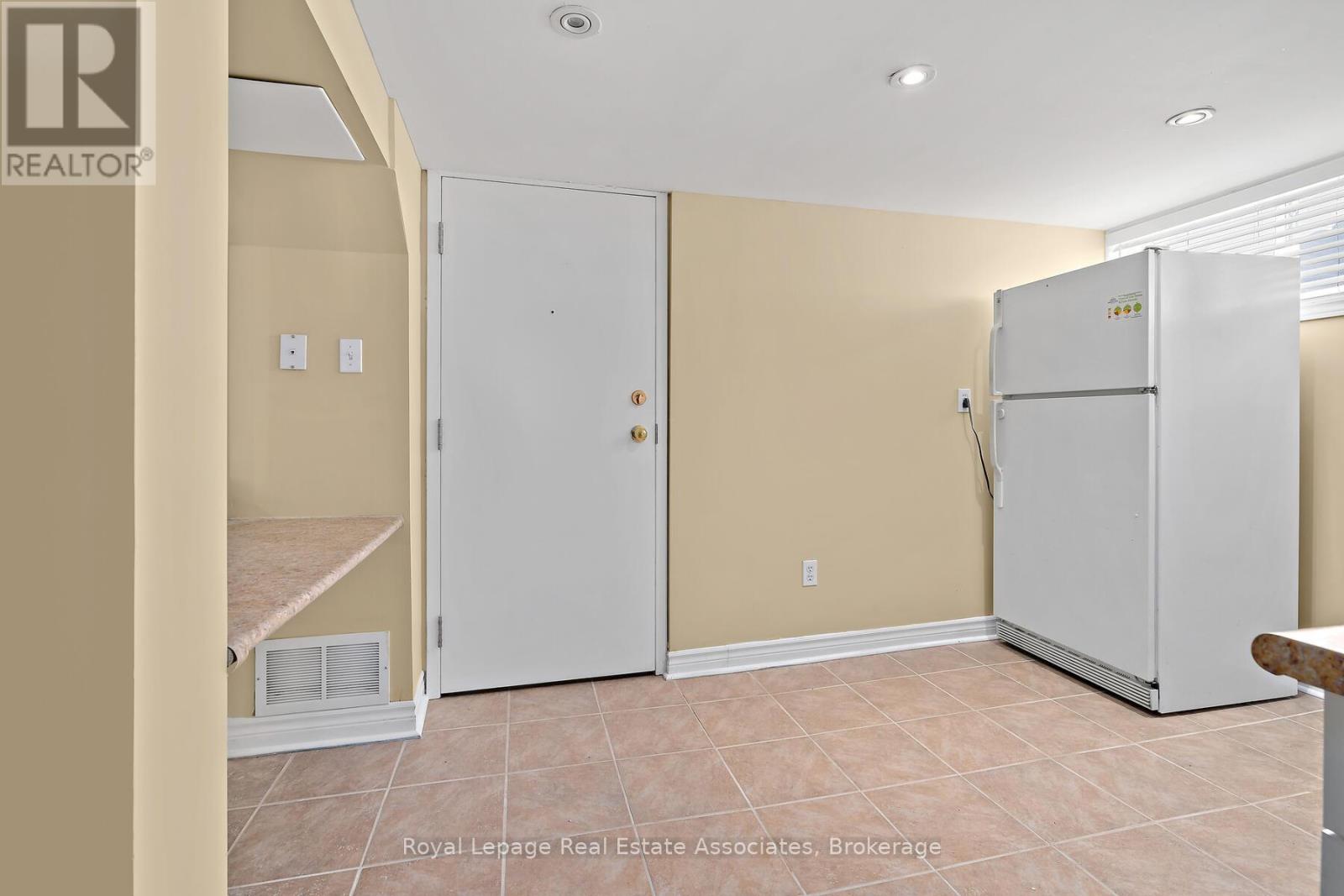 7 Rexway Drive, Halton Hills (Georgetown), Ontario  L7G 3N7 - Photo 15 - W12466251