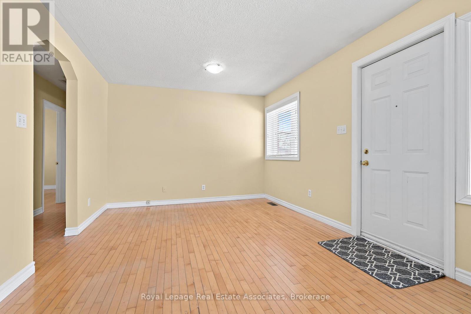 7 Rexway Drive, Halton Hills (Georgetown), Ontario  L7G 3N7 - Photo 6 - W12466251