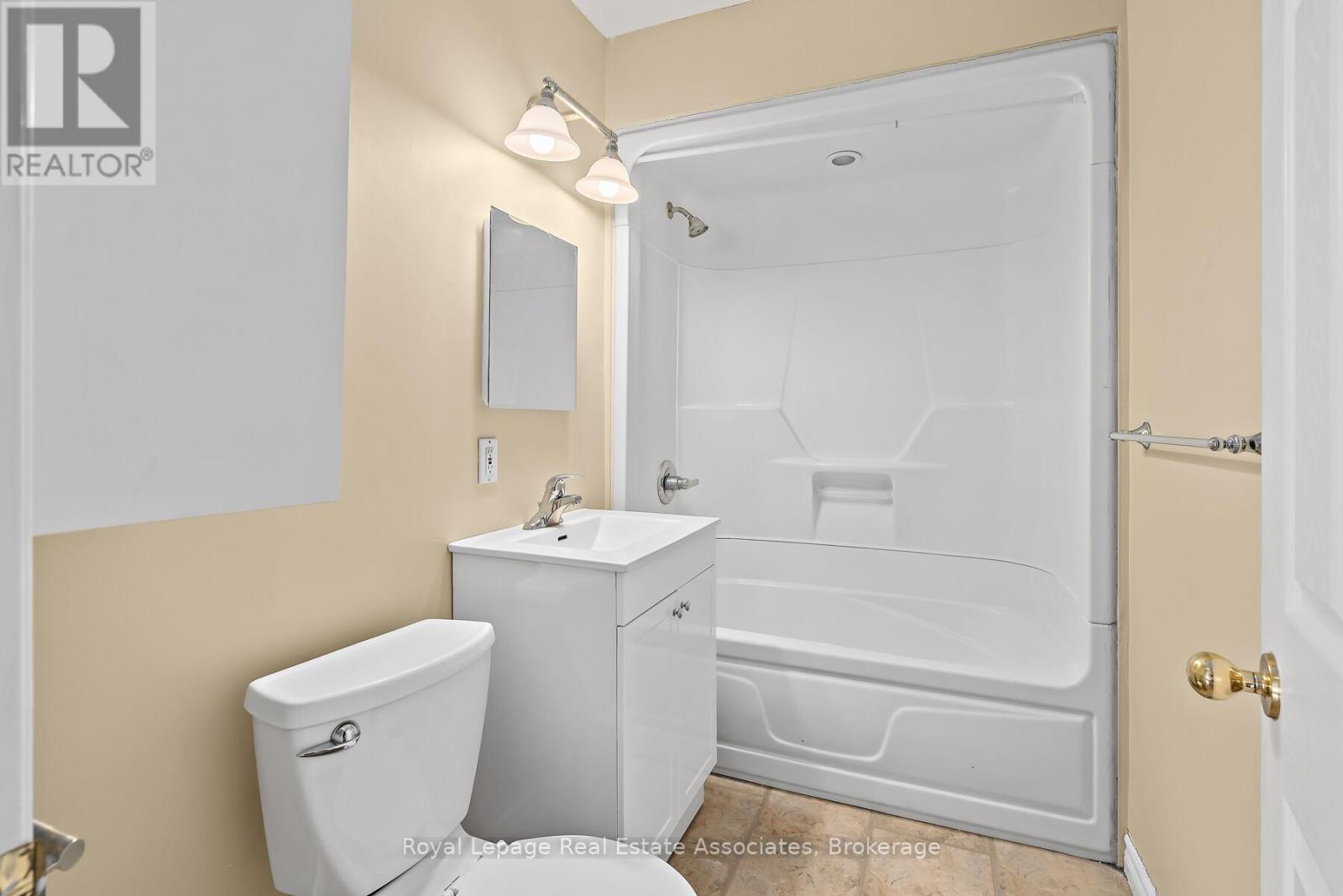 7 Rexway Drive, Halton Hills (Georgetown), Ontario  L7G 1P6 - Photo 13 - W12466264