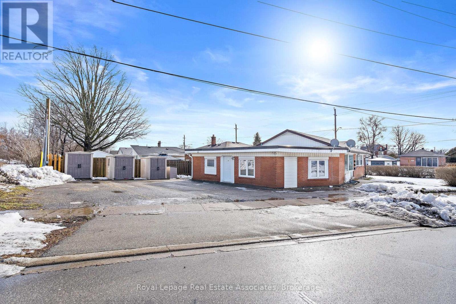 7 Rexway Drive, Halton Hills (Georgetown), Ontario  L7G 1P6 - Photo 2 - W12466264