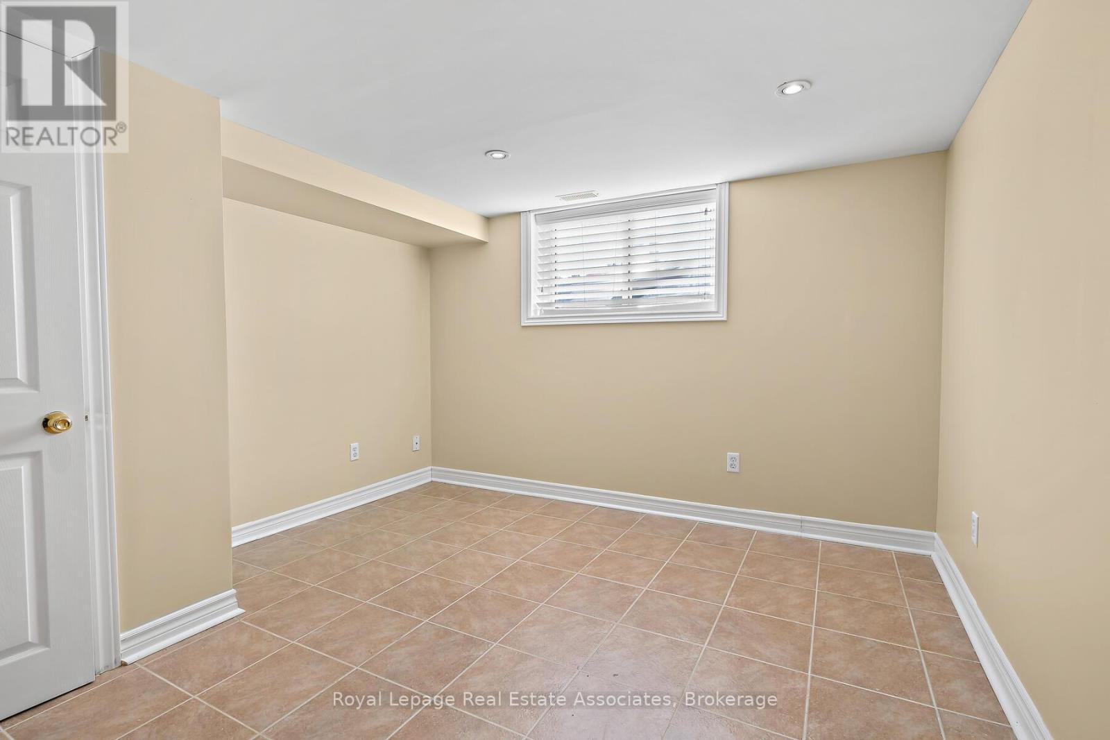 7 Rexway Drive, Halton Hills (Georgetown), Ontario  L7G 1P6 - Photo 21 - W12466264