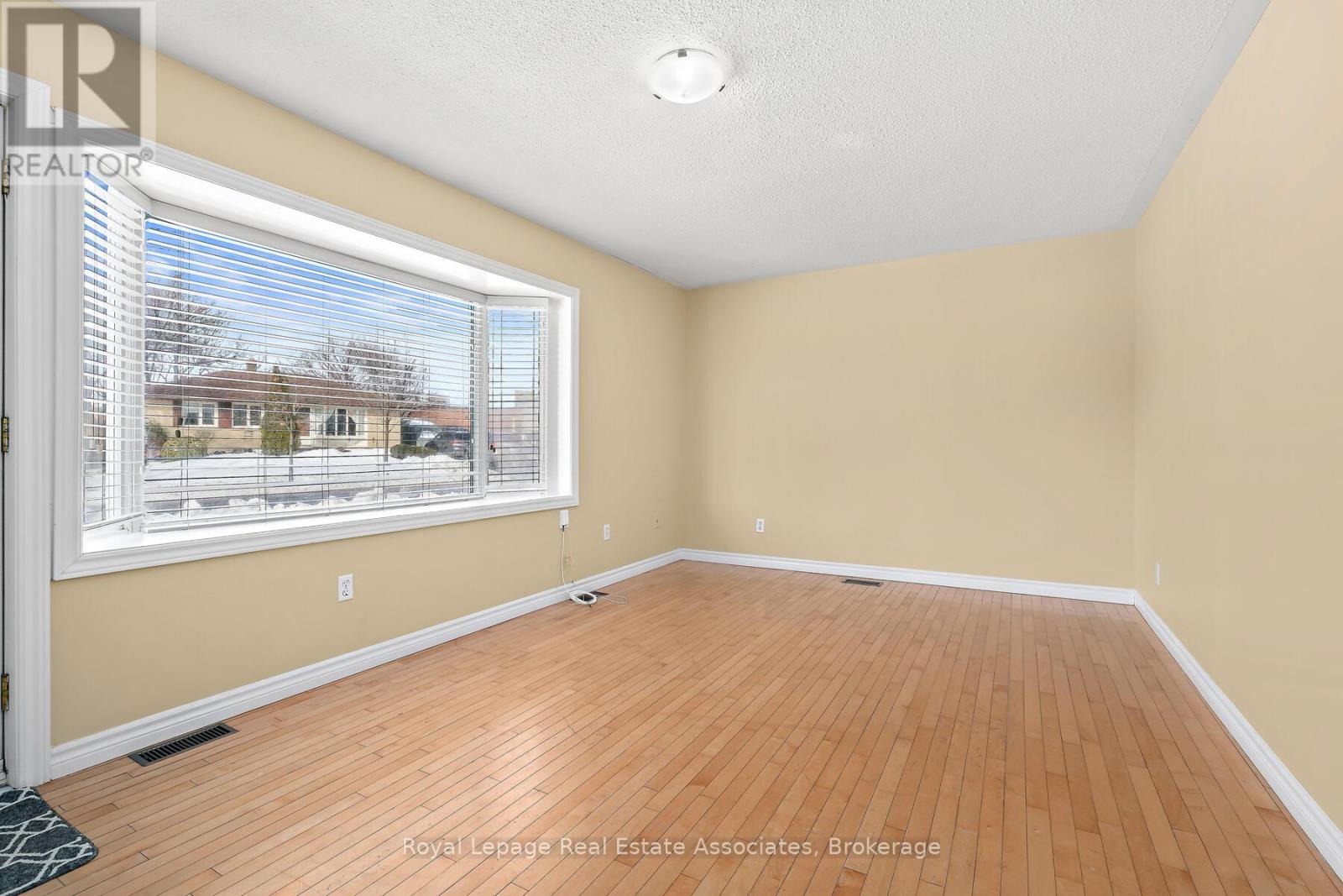 7 Rexway Drive, Halton Hills (Georgetown), Ontario  L7G 1P6 - Photo 4 - W12466264