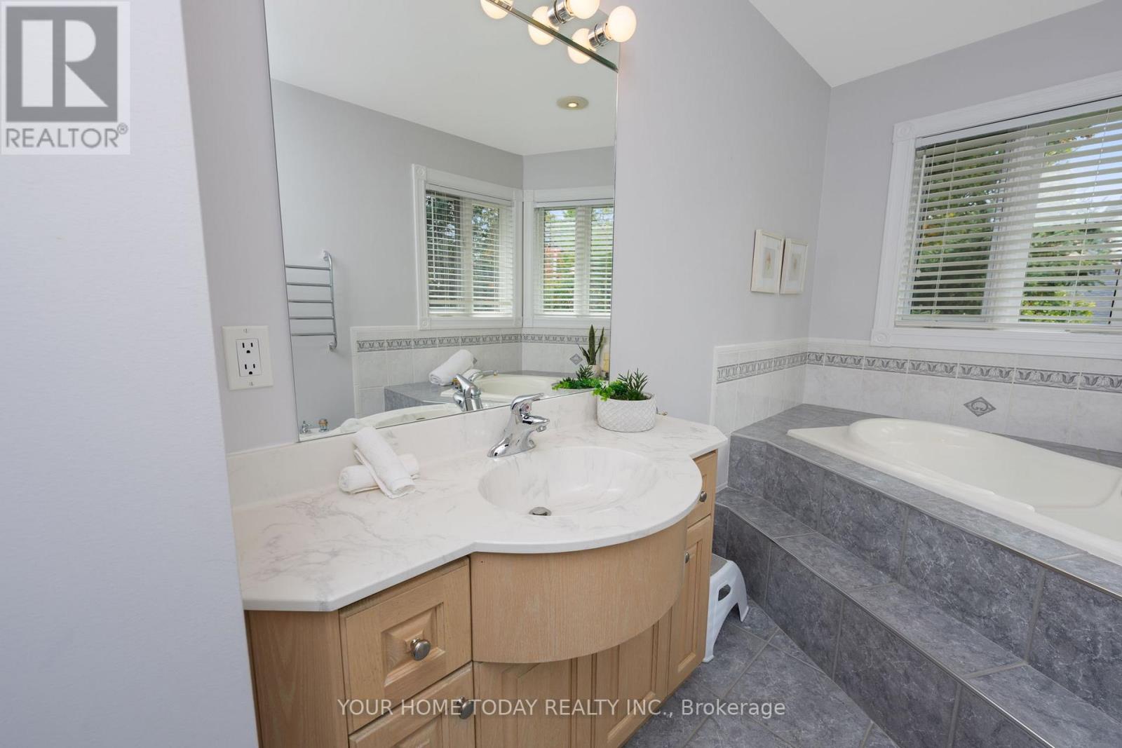 21 Turtle Lake Drive, Halton Hills (Rural Halton Hills), Ontario  L7J 2W7 - Photo 30 - W12467882