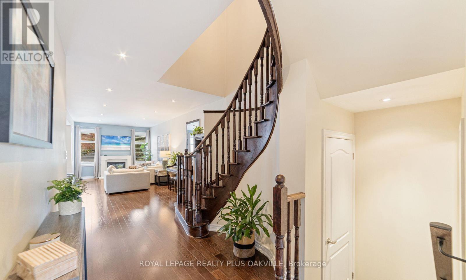 37 Diamond Leaf Lane, Halton Hills (Georgetown), Ontario  L7G 0G7 - Photo 5 - W12469508