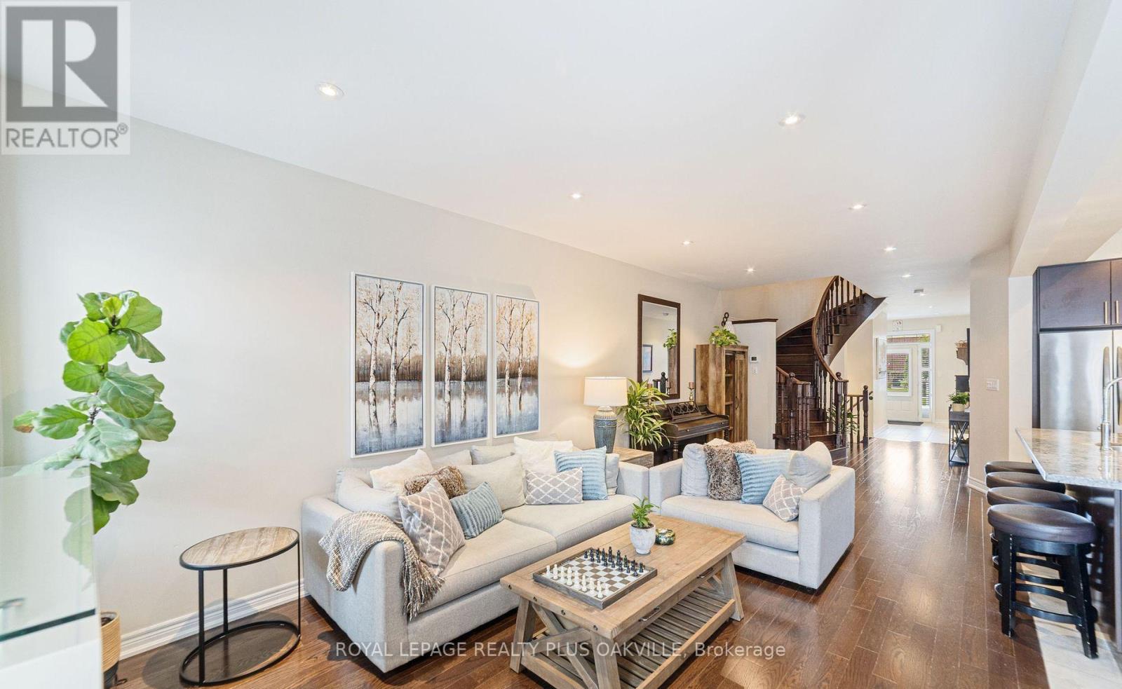 37 Diamond Leaf Lane, Halton Hills (Georgetown), Ontario  L7G 0G7 - Photo 9 - W12469508