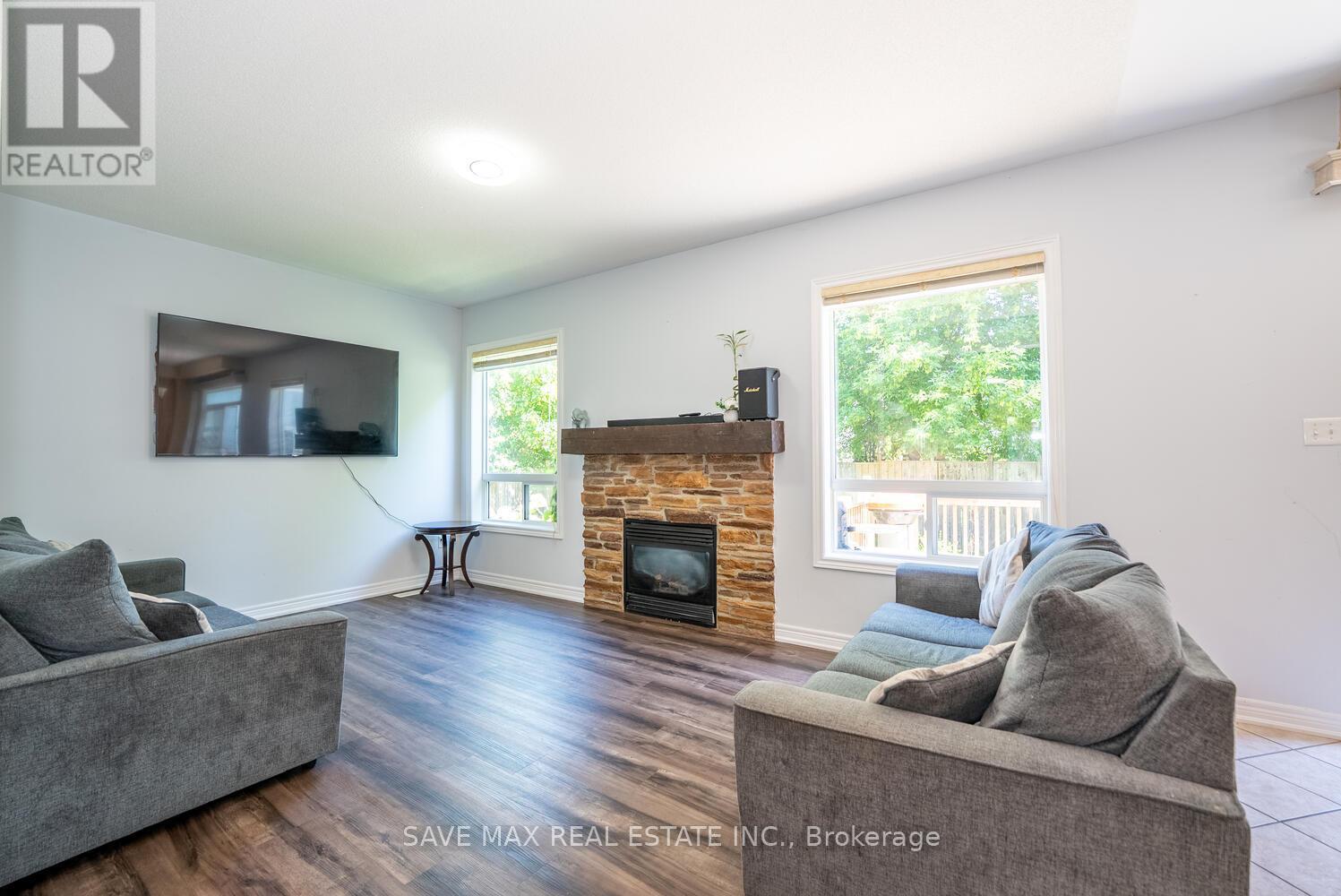 39 Hurst Street, Halton Hills (Ac Acton), Ontario  L7J 2Z8 - Photo 12 - W12470098