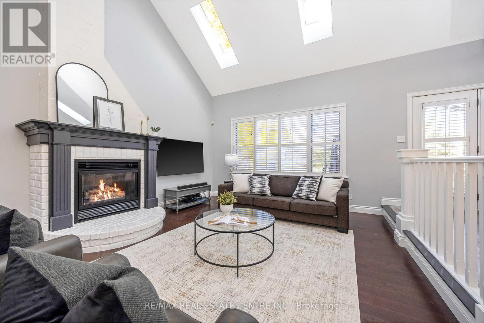 2255 Mohawk Trail, Milton (Campbellville), Ontario  L0P 1B0 - Photo 5 - W12477138