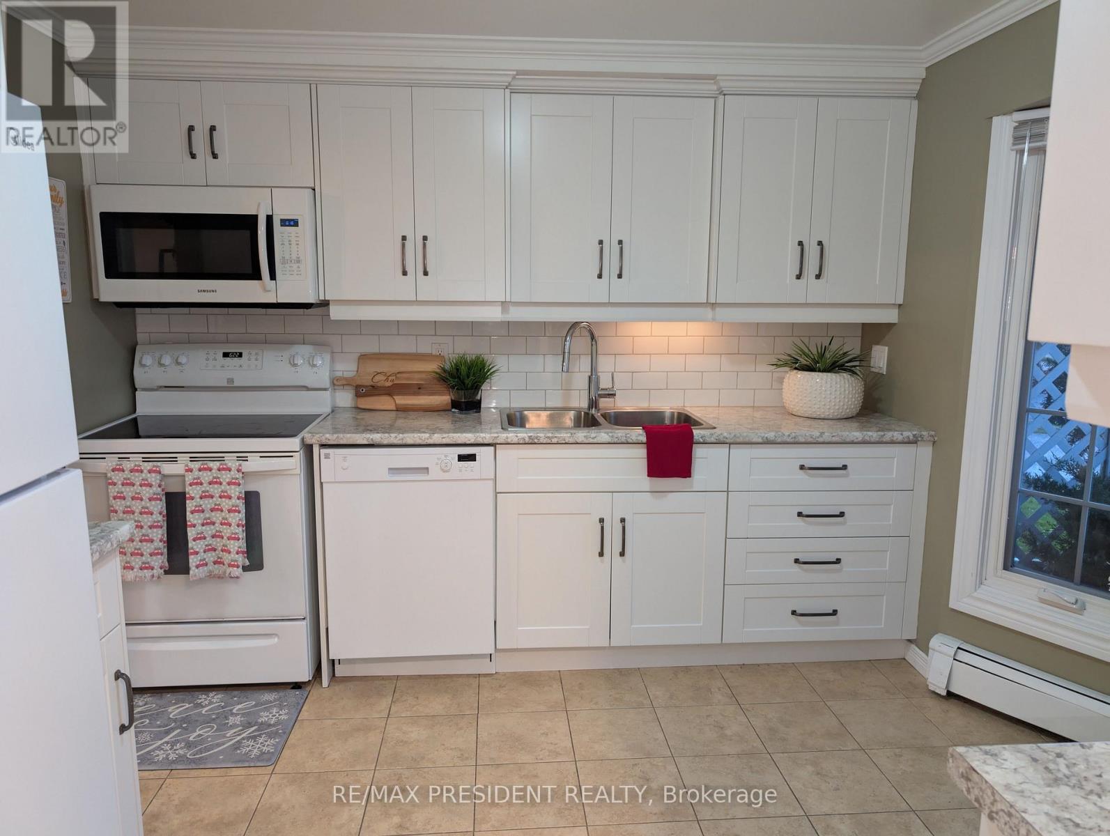 12 Hill Street, Halton Hills (Ac Acton), Ontario  L7J 2W2 - Photo 5 - W12480630