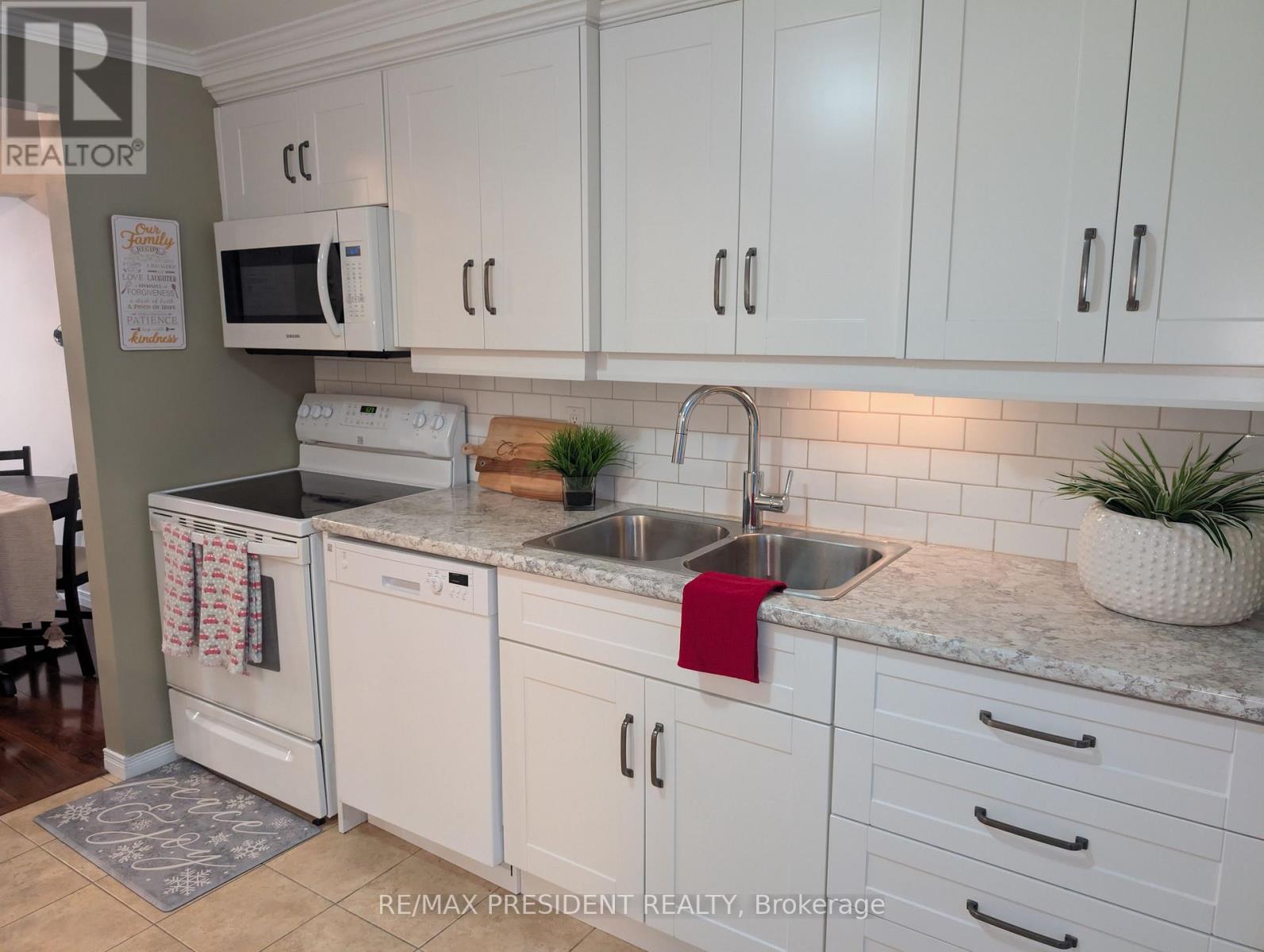 12 Hill Street, Halton Hills (Ac Acton), Ontario  L7J 2W2 - Photo 6 - W12480630