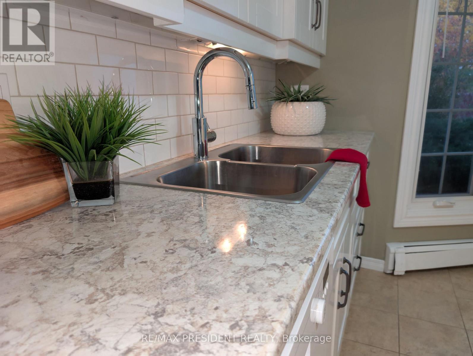 12 Hill Street, Halton Hills (Ac Acton), Ontario  L7J 2W2 - Photo 7 - W12480630