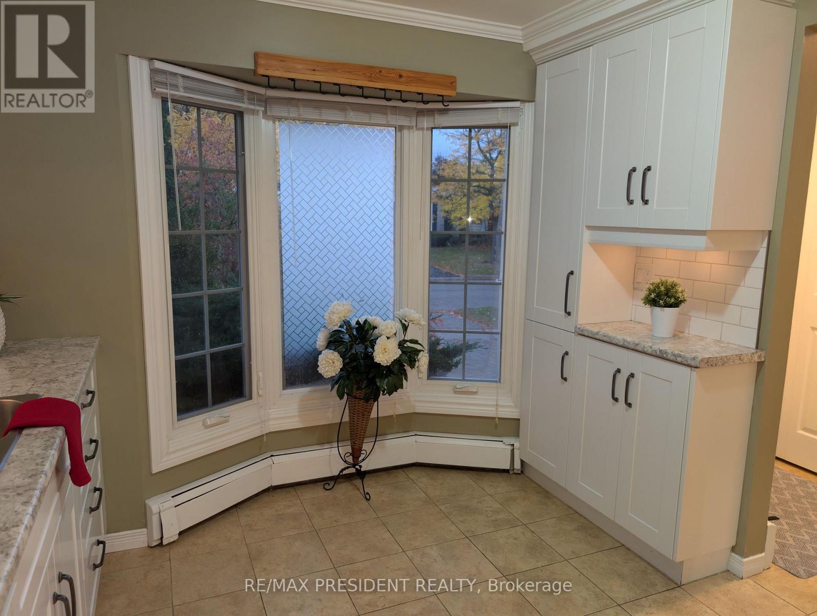 12 Hill Street, Halton Hills (Ac Acton), Ontario  L7J 2W2 - Photo 8 - W12480630