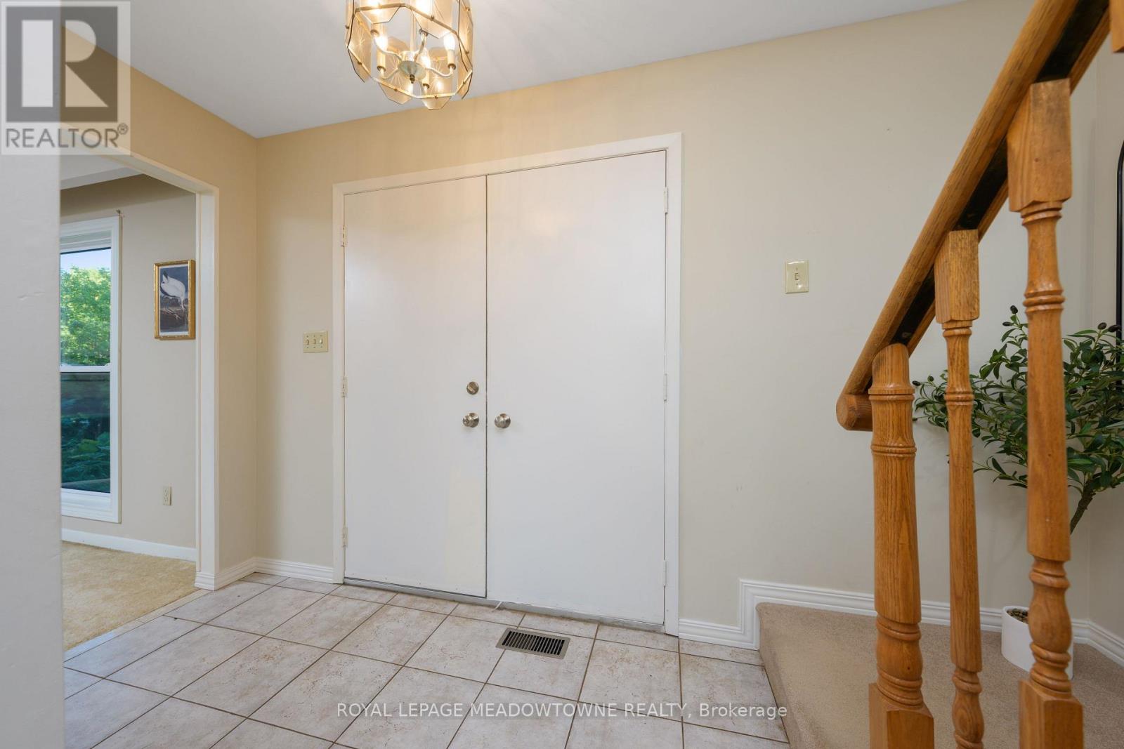 12826 Silvercreek Drive, Halton Hills (Rural Halton Hills), Ontario  L7G 4S4 - Photo 5 - W12485171