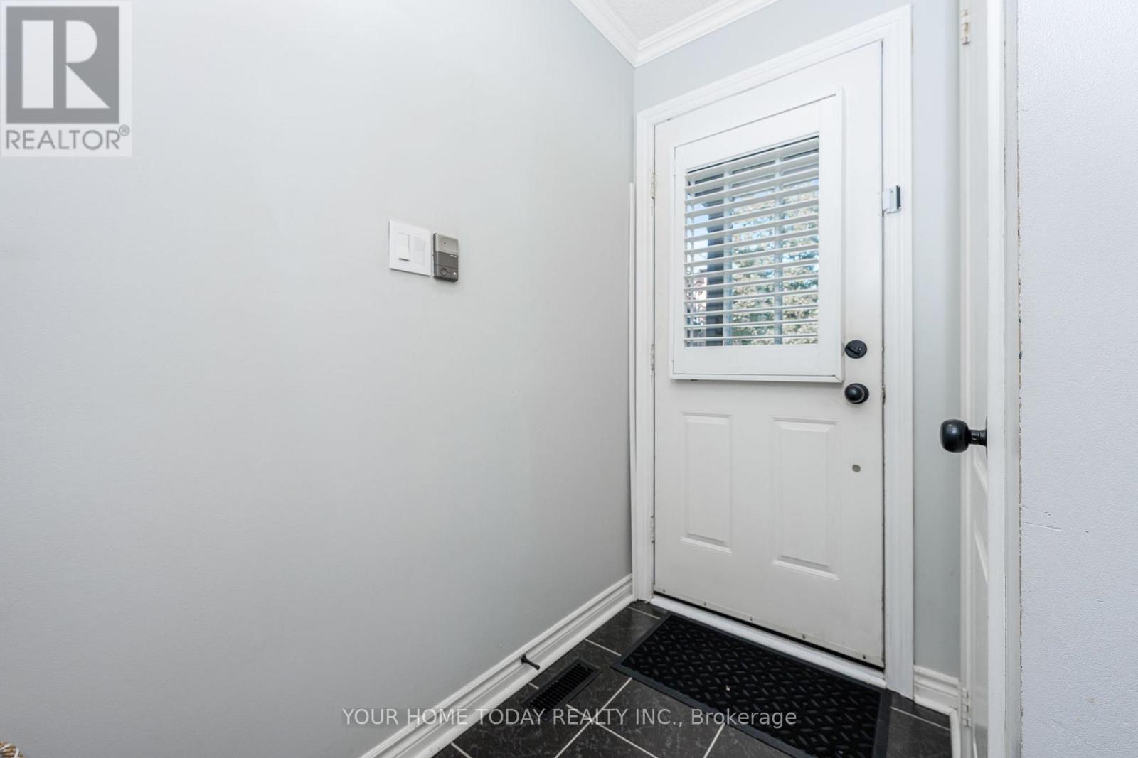 8 - 76 River Drive, Halton Hills (Georgetown), Ontario  L7G 2J2 - Photo 4 - W12485332